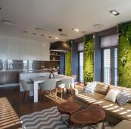 Bëjeni vetë murin e gjallë në brendësi të apartamentit: një mur fito i bërë nga bimë artificiale në kuzhinë, një fotografi me lule në dhomën e ndenjes ose një kanavacë myshk që thith zërin në sallë Muri i gjelbër në apartament