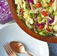 Recept za prolećnu salatu sa kupusom i krastavcima i paprikom Salata sa krastavcima i paprikom od kupusa