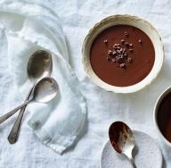 Gatimi i pudingut të vërtetë me çokollatë angleze në shtëpi