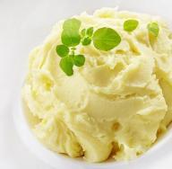 Koliko kalorij vsebuje pire krompir v mleku in vodi, hranilna vrednost in koristi jedi