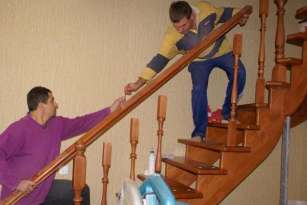 как укрепить перила лестницы
